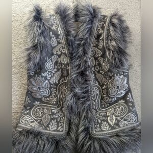 NEW Michael Kors vest featuring intricate embroidery and faux fur (XXS)
